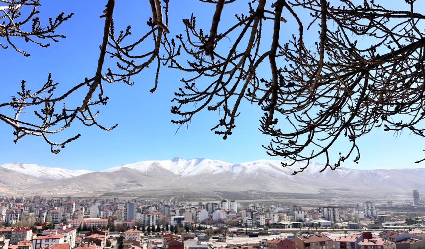 Niğde'de kış ve bahar aynı karede
