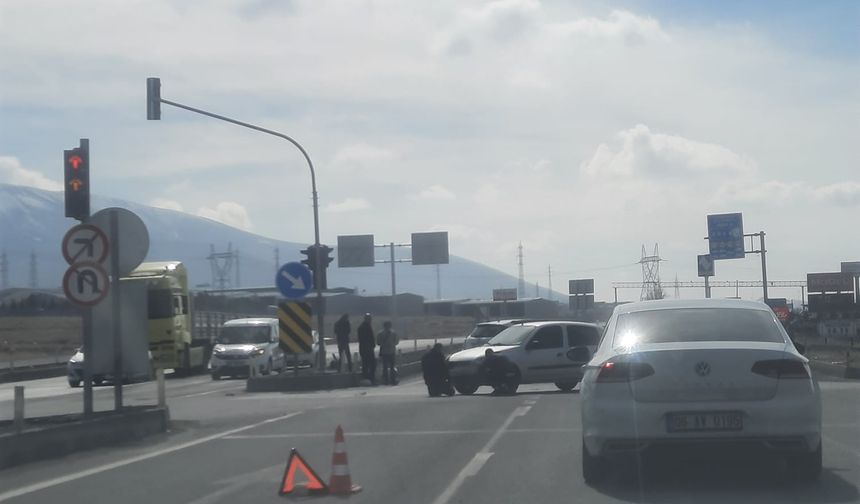 Gümüşler kavşağında 2 otomobil çarpıştı