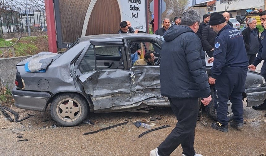 2 aracın karıştığı kazada 4'ü çocuk 9 kişi yaralandı