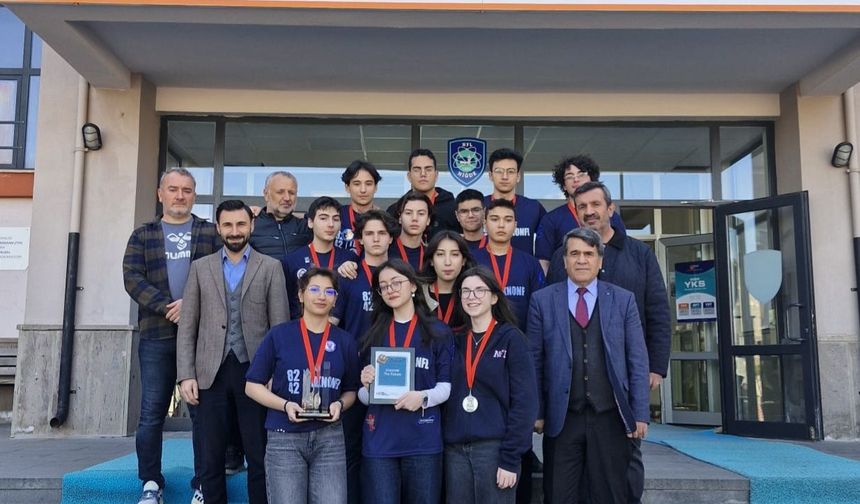 Niğde Fen Lisesi robotik yarışmasında finalist oldu