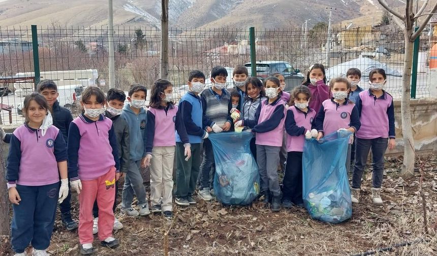 Niğde'de miniklerden çevre temizliği etkinliği