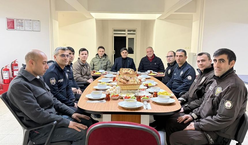 Altunhisar’da emniyet personeline sahur ziyareti