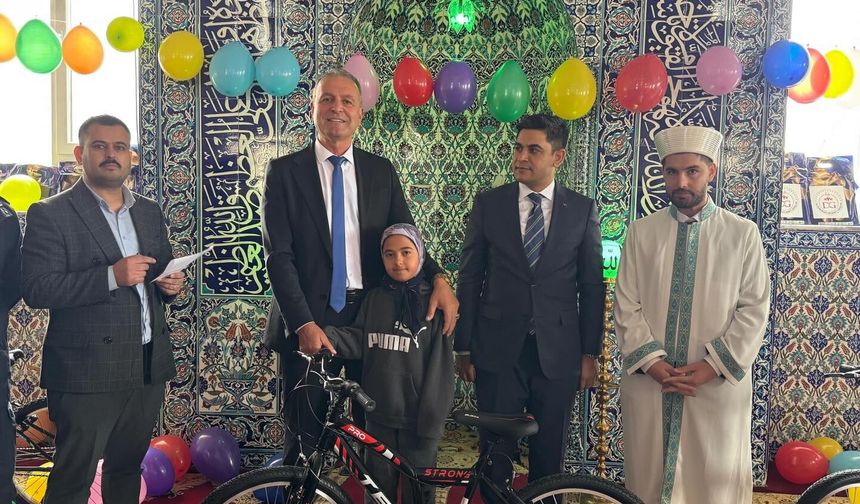 Altunhisar'da teravihe devam eden öğrencilere bisiklet ödülü