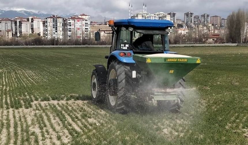Niğde’de yerli buğday çeşidinde üst gübreleme yapıldı