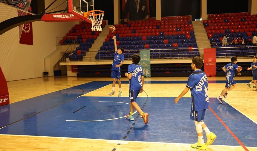 Niğde’de küçükler basketbol grup müsabakaları başladı