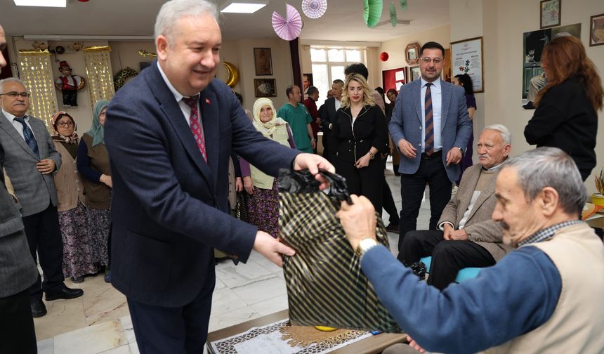 Atık kumaşlar huzurevinde umuda dönüştü