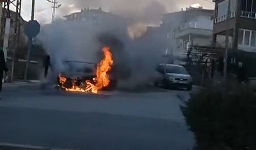 Niğde’de park halindeki otomobil alev alev yandı