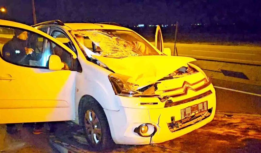 Hafif ticari araç yayaya çarptı: 1'i ağır 2 yaralı