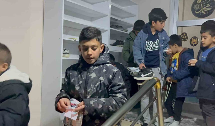 Çocukların ayakkabılarına harçlık konuldu