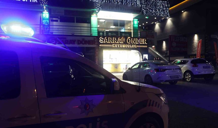 Biber gazıyla kuyumcuya giren maskeli 3 kişi, imitasyon bilezikleri çaldı