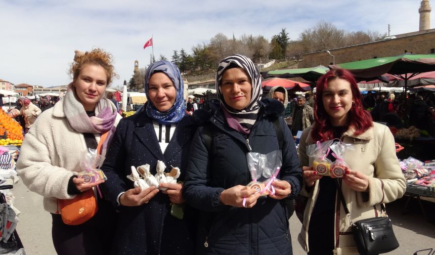 Niğde’de emekçi kadınlara el emeği ürünler dağıtıldı