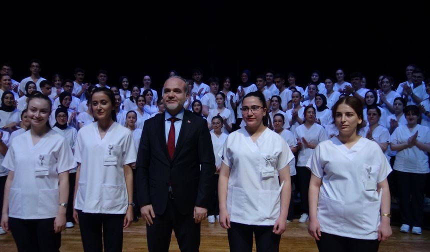 NÖHÜ’de hemşirelik öğrencileri üniforma giydi