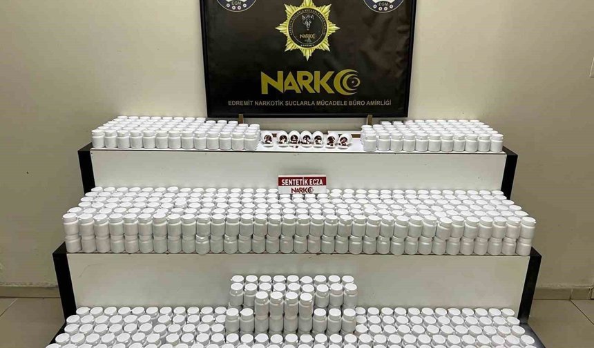 Araçta 42 bin 600 sentetik ecza ele geçirildi