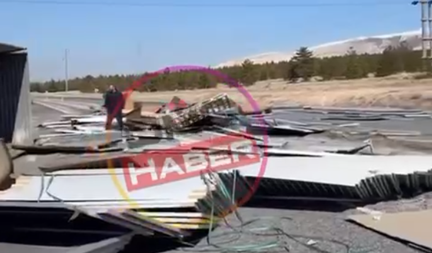 Güneş paneli yüklü TIR devrildi