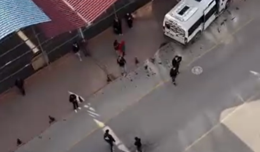 Niğde'de otomobille okul servisi çarpıştı