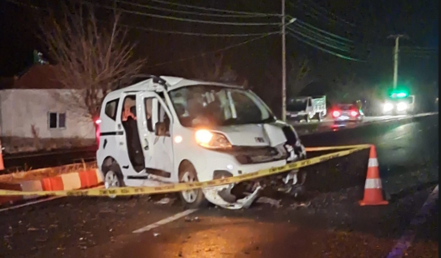 Altunhisar’da Hafif ticari araç direğe çarptı. 2 ağır yaralı