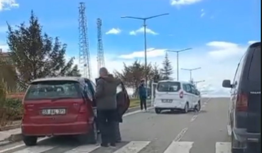 Bor’da kavşakta iki araç çarpıştı