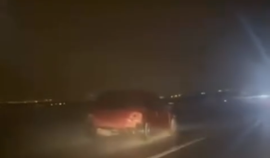 Niğde-Adana otoyolunda farsız ilerleyen otomobil tehlike saçtı