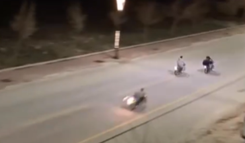 Niğde’de motosikletli gençlerin tehlikeli yarışı kamerada