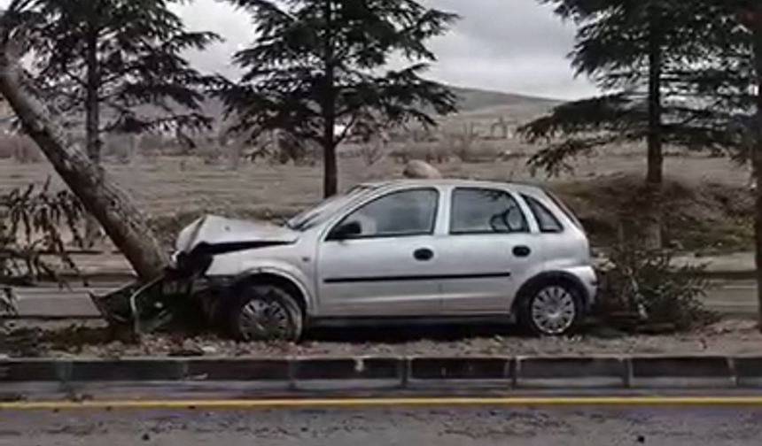 Niğde’de direksiyon hakimiyetini kaybeden sürücü ağaca çarptı
