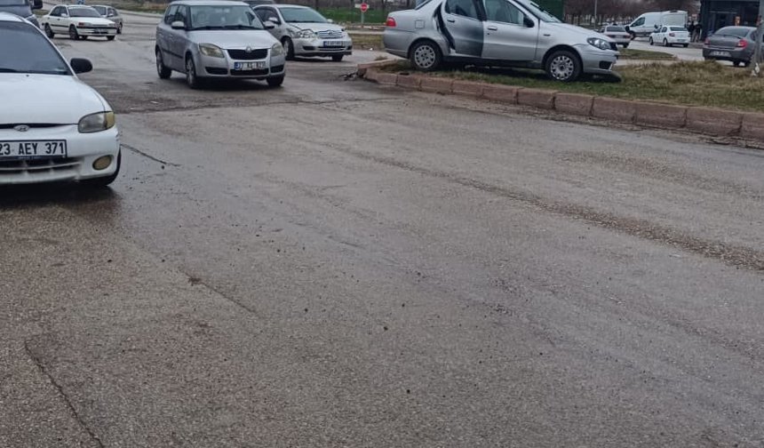 Otomobiller çarpıştı: 3 yaralı