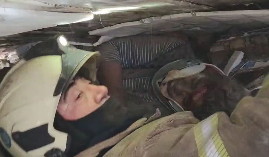 Fatih'te çöken binanın altında kalanların çıkarılma anı kamerada