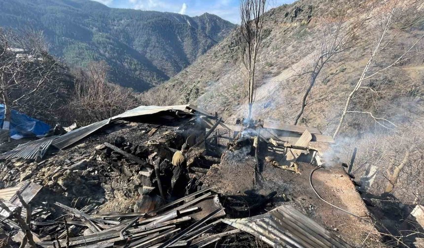 Müstakil ev yangında kullanılamaz hale geldi