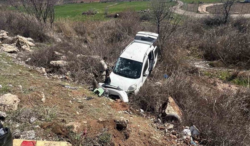 Hafif ticari araç şarampole girdi: 4 yaralı