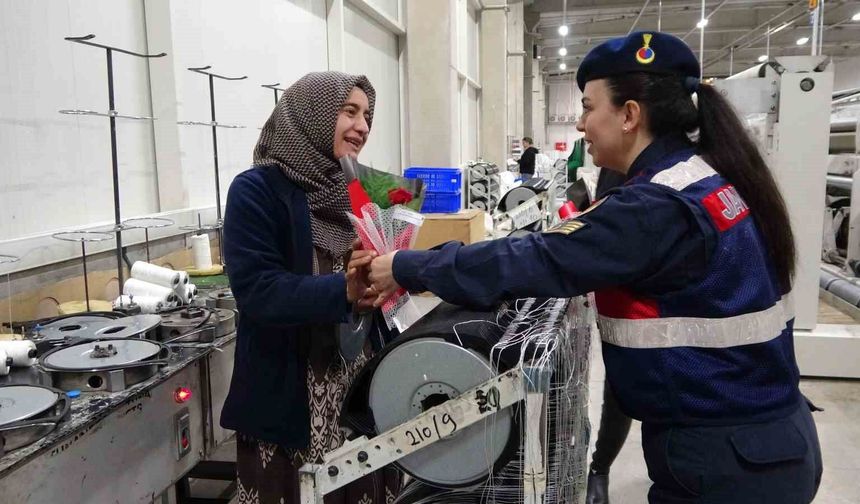 Jandarma 8 Mart Kadınlar Günü dolayısıyla fabrika işçisi kadınları unutmadı