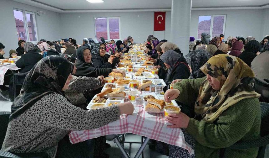 Kadınlar dinleniyor, tüm köylü Ramazan boyunca aynı sofrada buluşuyor