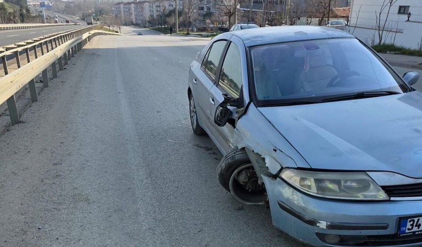 Refüje çarpan otomobilin sürücüsü yaralandı