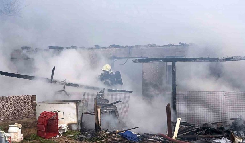 Evde çıkan yangında ev kullanmaz hale geldi
