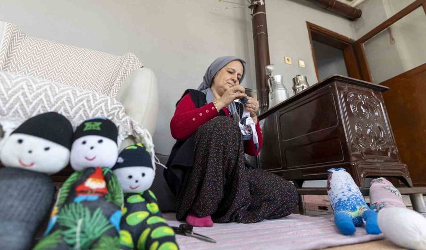 Kadınlar çoraptan oyuncak yapıyor