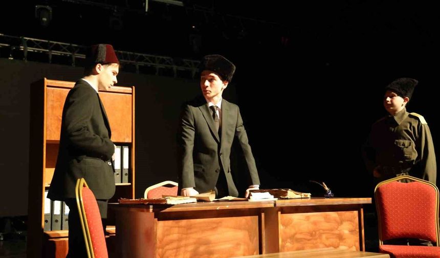 Öğrenciler, Mehmet Akif Ersoy'u tiyatro ve resim sergisiyle anlattı