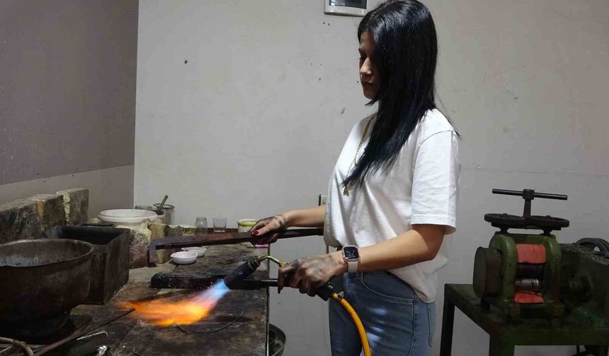 Ojeli tırnaklarıyla erkek egemen meslekte usta oldu