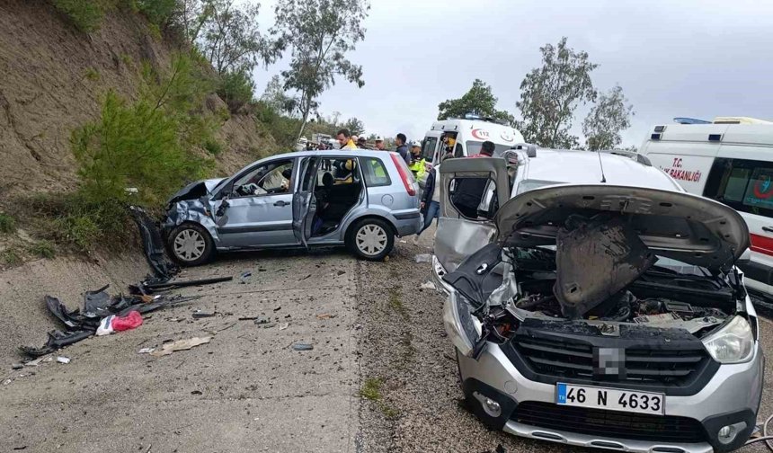 Otomobil ile ticari araç çarpıştı: 6 yaralı