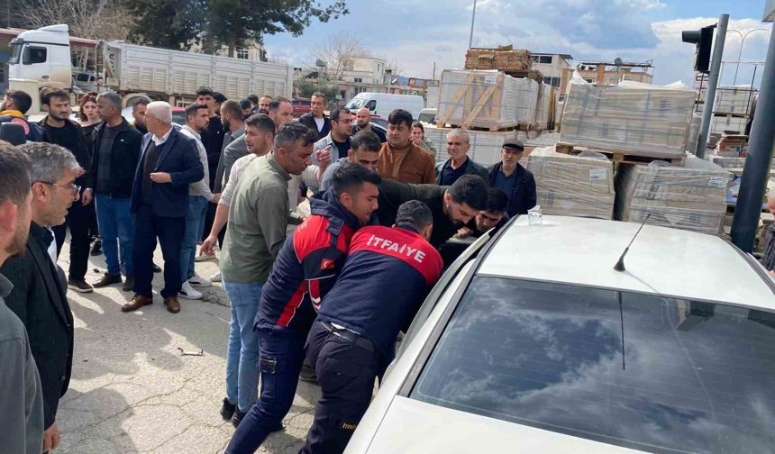Otomobil inşaat malzemelerine çarptı: 2'si ağır 3 yaralı