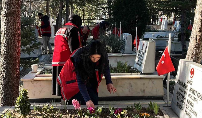 Şehitliklerde temizlik ve bakım çalışmaları başlatıldı
