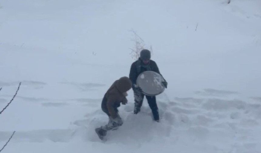 Tepsiyle kayarken havaya attı, kardeşinin başına isabet etti