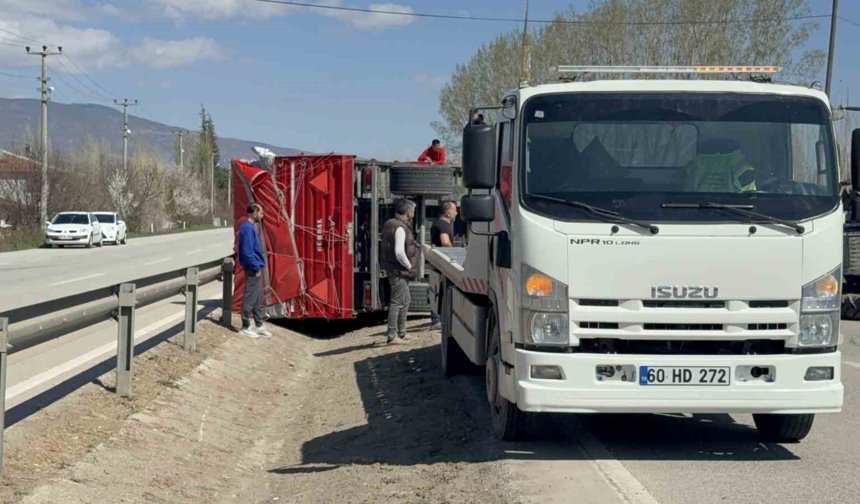 Gübre yüklü traktör devrildi, yol kapandı
