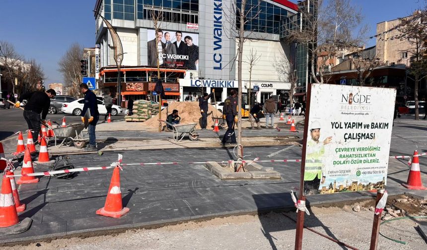 Niğde’de Cumhuriyet Meydanı’nda kaldırım düzenlemesi