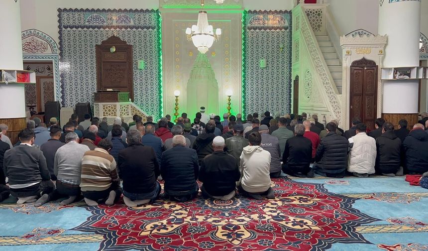 Niğdeliler teravihte bir araya geliyor