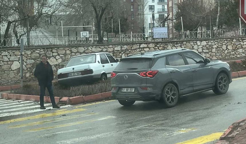 Niğde’de iki otomobil çarpıştı