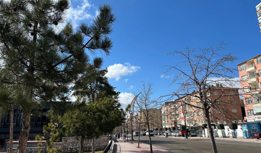 Niğde’de kar yerini dondurucu soğuğa bıraktı