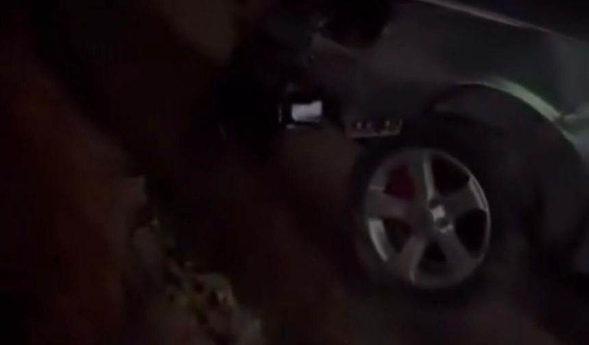 Niğde’de otomobil kaldırıma çıktı