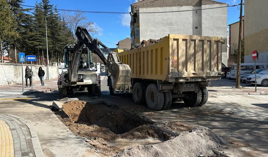 Niğde’de kanalizasyon hattı nedeniyle yol onarılıyor