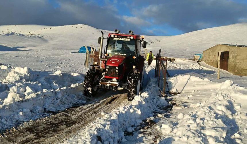 Vatandaşlar kendi imkanlarıyla yayla yolunu açtı
