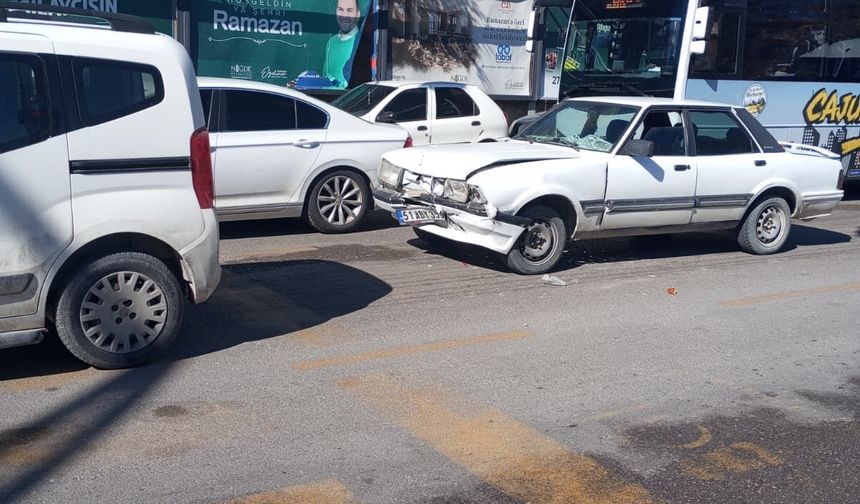 Otomobil ışıkta duran başka otomobile çarptı