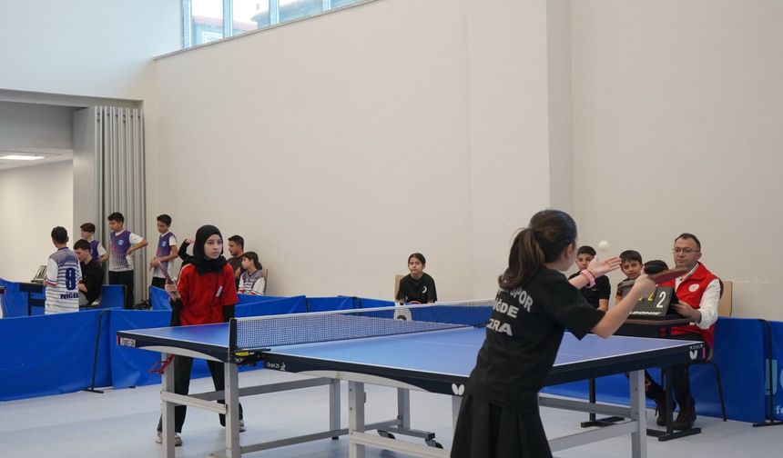 Niğde’de küçükler masa tenisi müsabakaları başladı