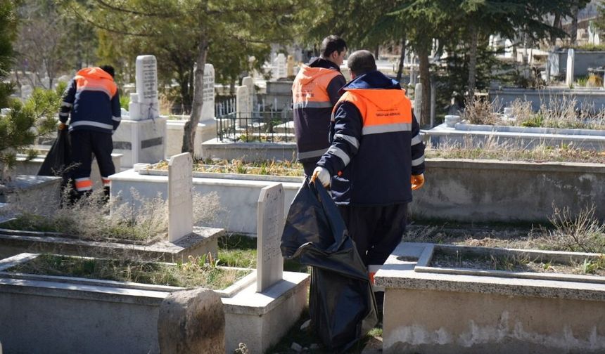 Niğde Belediyesi'nden bayram öncesi mezar temizliği